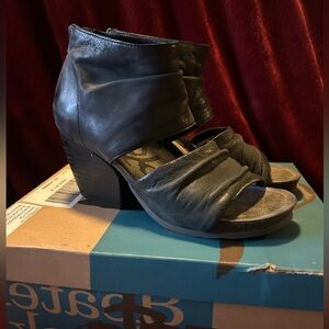 Women’s OTBT Patchouli Black Leather Open-Toe Block Heel Sandals